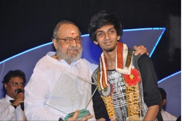 புகைத்தபடி கவிஞர் வாலியை காக்கவைத்து கோபப்படுத்திய பாக்யராஜ்.. இவர் படம் என்றால் அப்படித்தானாம்.. | Bhagyaraj Always Hated Vaali The Reason Behind