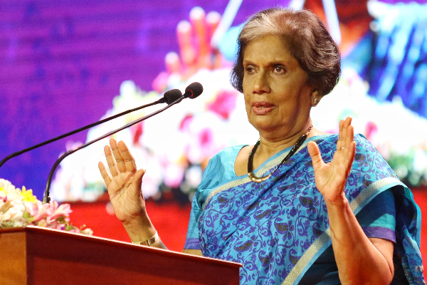 துப்பாக்கி இல்லாது குண்டுகள் இல்லாது ஜனநாயகத்தை நிலைநாட்டிய கொழும்பு பல்கலை மாணவர்கள்- பெருமைப்படுத்திய சந்திரிகா! - ஐபிசி தமிழ்