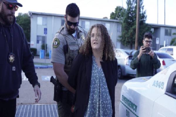 கோழிகள் மீது கொண்ட அன்பால் இளம்பெண்ணுக்கு 5 ஆண்டு சிறை தண்டனை! அப்படி என்ன செய்தார்? | California Woman Prison Sentence For Chicken Theft கோழிகள் மீது கொண்ட அன்பால் இளம்பெண்ணுக்கு 5 ஆண்டு சிறை தண்டனை! அப்படி என்ன செய்தார்? | California Woman Prison Sentence For Chicken Theft