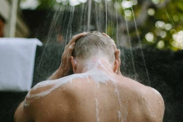 சூடான வெந்நீரில் குளிக்கும் பழக்கம் கொண்ட ஆண்களுக்கு! இந்த பிரச்சினைகள் எல்லாம் வருமாம்