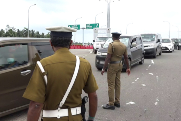 தெற்கு அதிவேக வீதியில் தடுப்பு வேலிகளில் மோதி தீப்பிடித்த லொறி | Lorry Catches Fire On The Southern Expressway