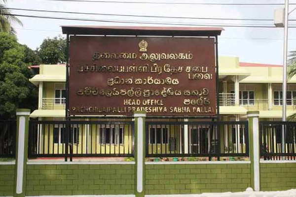 கிளிநொச்சியில் தனிநபர் ஒருவரின் காணிக்குள் அத்துமீறி நுழைந்த பிரதேச சபை உதவியாளர்! | Pachchilaipalli Council Assistant Individual Land