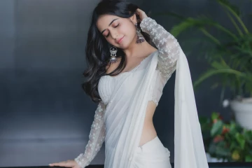 நடிகை ஆஷிகா ரங்கநாதன் வெள்ளை நிற சேலையில் அசத்தல் போட்டோஷூட்