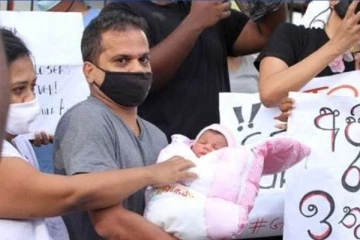 இலங்கையில் வீதிக்கு வந்தது புதிதாக பிறந்த சிசு! வைரலாகும் புகைப்படம்