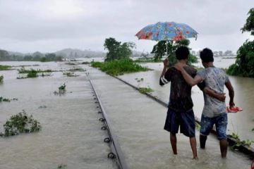 வெள்ளத்தில் அடித்துச் செல்லப்பட்ட இருவர்