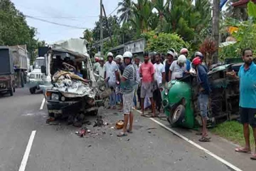 3 வாகனங்கள் மோதி 11 பேர் காயம்