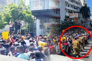 மின்சார சபைக்கு முன்பாக பாரிய போராட்டம்: குவிக்கப்பட்டுள்ள காவல்துறையினர் (படங்கள்)