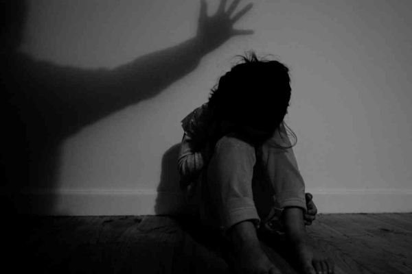 சிறுமி துஷ்பிரயோகம் -  அயல்வீட்டு இளைஞன் கைது - ஐபிசி தமிழ்