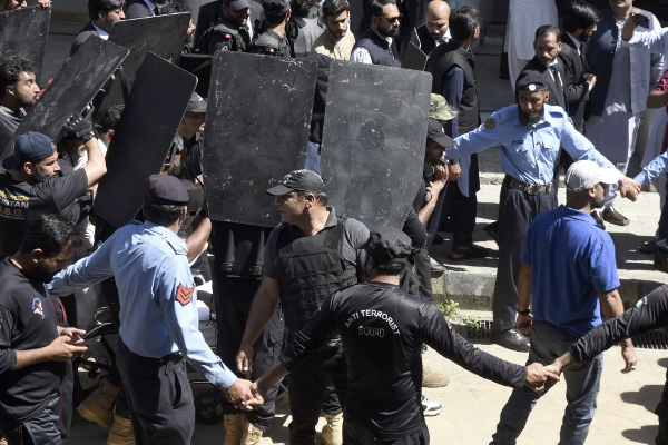 பாகிஸ்தானில் வெடித்த கலவரம்; வாகனங்கள் தீக்கிரை | Riots Broke Out In Pakistan Vehicles On Fire