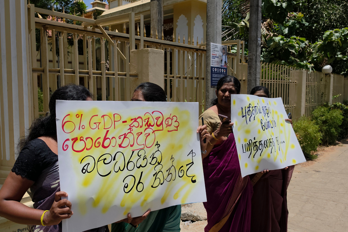 மாணவர்களின் உரிமைகளை உறுதிப்படுத்தக் கோரி யாழ். பல்கலைக்கழக ஆசிரியர்கள் போராட்டம் | Jaffna University Teachers Protest