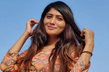 நீ விஜய் டிவி செல்லமா? ஜூலியை வெச்சி செய்யும் நெட்டிசன்கள்