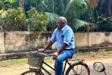 துவிச்சக்கரவண்டியில் பயணிக்கும் நாடாளுமன்ற உறுப்பினர் கஜேந்திரன் (Photo)