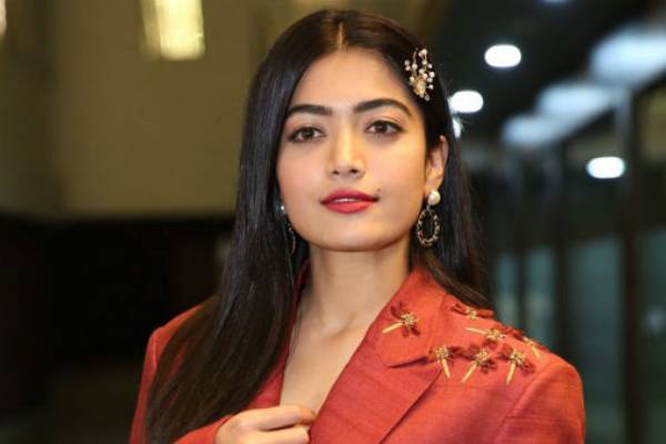 என் வீட்டு உதவியாளர்களின் கால்களைத் தொட்டு வணங்குகிறேன் .. நடிகை ராஷ்மிகா பேட்டி | Rashmika Touches His House Helpers Feet என் வீட்டு உதவியாளர்களின் கால்களைத் தொட்டு வணங்குகிறேன் .. நடிகை ராஷ்மிகா பேட்டி | Rashmika Touches His House Helpers Feet