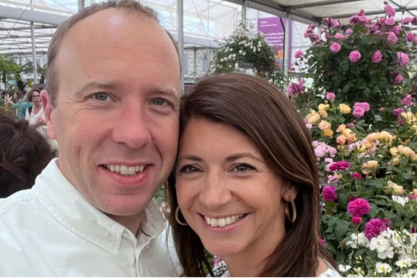 உதவியாளருடன் கையும் களவுமாக சிக்கிய பிரித்தானிய சுகாதாரச் செயலர்: தற்போதைய நிலைமை | Uk Matt Hancocks Lives Normal Job With New Lover