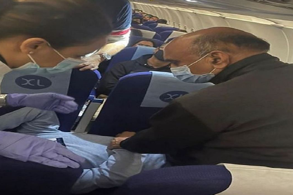 நடுவானில் முதலுதவி அளித்த மத்திய அமைச்சர் - வைரலாகும் புகைப்படம் | Union Minister Giving First Aid Viral Photo