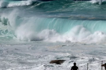 அவுஸ்திரேலியாவில் கடல் அலைகளில் சிக்கி மூவர் பலி