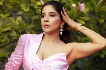 கிளாமர் ஆடையில் அசத்தும் நடிகை சாக்ஷி அகர்வால்...