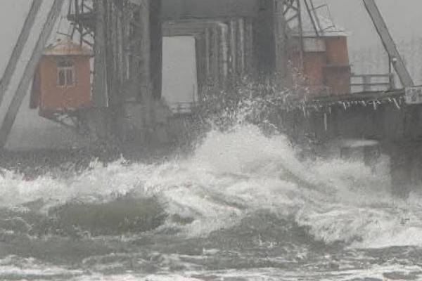 பாம்பன் பாலத்தை கடந்து செல்லும் சூறைக்காற்று! | Sea Waves Crashing Over The Pamban Bridge