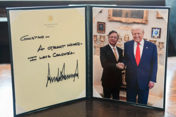 வெள்ளை மாளிகையில் பகைகளை மறந்து கைகுலுக்கிய ட்ரம்ப் - பெட்ரோ; You are great கையெழுத்திட்டு பரிசு | Trump And Petro Shook Hands At The White House