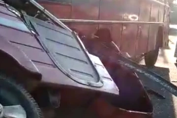 බස් රථයකට ත්‍රීරෝද රථයක් යටවී සිදුවූ දරුණු අනතුර - (VIDEO)