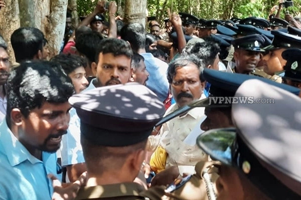 குருந்தூர் மலை ஆதி சிவன் பொங்கல் விழாவில் அரங்கேறிய அராஜகம்; கற்பூரத்தை சப்பாத்து காலால் மிதித்த பொலிஸார்! | Police Anarchy By Trampling On Kurundur Hill