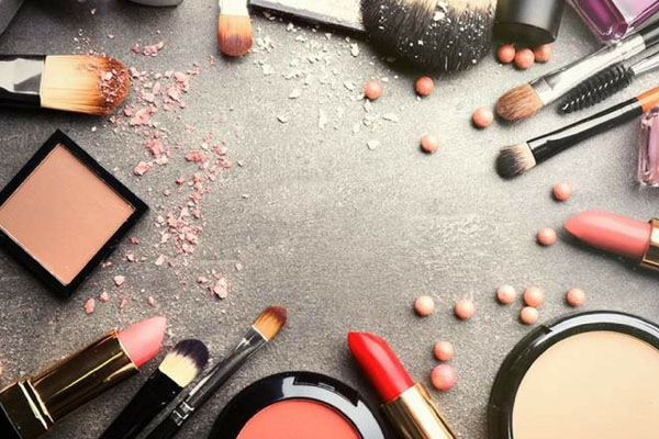 அழகுசாதனப் பொருட்களை கொள்ளையடித்த தம்பதியினர் | Couple Robbed Of Cosmetics