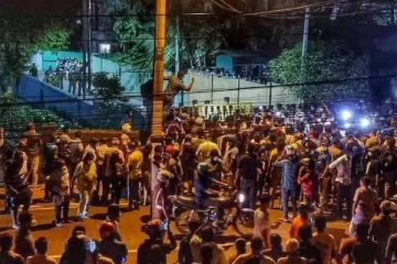 நள்ளிரவு தாண்டி தொடரும் ஆர்ப்பாட்டம்: அதிர்ச்சியை ஏற்படுத்தும் புகைப்படங்கள்!