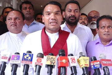 අපි මැයි දිනයදා තමයි දැනගත්තේ නඩු තීන්දු දෙන්නේ ජේවීපී වේදිකාවේ කියලා නාමල්ගෙන් සැර කතාවක්