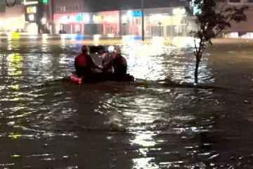 பெருவெள்ளத்தில் மூழ்கிய கனேடிய மாகாணம்... மாயமான பலர்: டசின் கணக்கானோர் வெளியேற்றம்