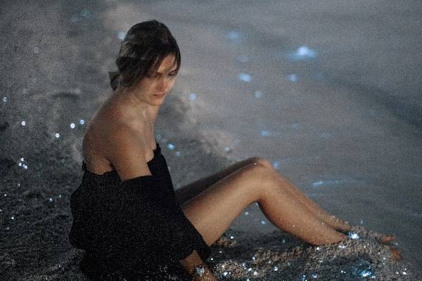 இரவில் நீல நிறத்தில் ஜொலிக்கும் மாயாஜால கடற்கரைகள்! என்ன காரணம்னு தெரியுமா? | Why Are The Sea Waves Sometimes Glow Blue