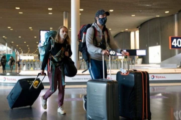 கொரோனா தடுப்பூசி செலுத்திக் கொண்டவா்கள் தங்கள் நாட்டுக்கு சுற்றுலா வரலாம்