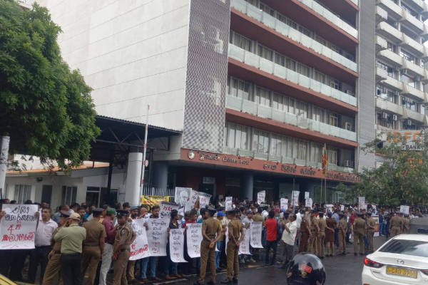 போராட்டத்தில் குதித்த இலங்கை மின்சார சபை ஊழியர்கள் | Ceylon Electricity Board Employees Massive Protest