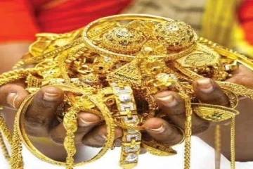இலங்கையில் தங்கநகைகளை விற்கும் மக்கள்