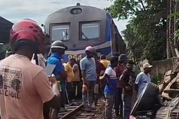 இரு இளைஞர்களை பலியெடுத்த அதிவேக ரயில் ; 50 மீற்றர் இழுத்துச் செல்லப்பட்ட கார் | Cab Crashed In Fast Train Three Persons Injured இரு இளைஞர்களை பலியெடுத்த அதிவேக ரயில் ; 50 மீற்றர் இழுத்துச் செல்லப்பட்ட கார் | Cab Crashed In Fast Train Three Persons Injured