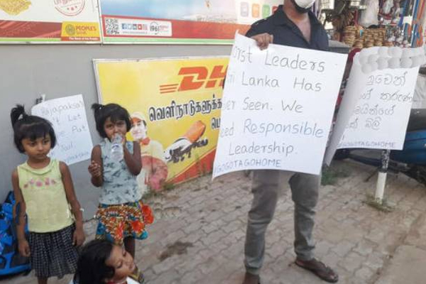 யாழில் போராட்டக்களத்தில் இறங்கிய சிறுமிகள்! நெகிழ்ச்சி சம்பவம் | Jaffna Father Litte Girls Economic Crisis Protest யாழில் போராட்டக்களத்தில் இறங்கிய சிறுமிகள்! நெகிழ்ச்சி சம்பவம் | Jaffna Father Litte Girls Economic Crisis Protest