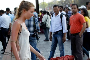 வெளிநாட்டு சுற்றுலாப் பயணியிடம் தவறாக நடந்து கொண்ட இளைஞர் சிக்கினார்