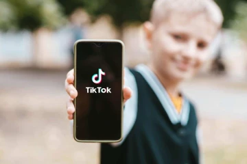 அமெரிக்காவில் டிக்டொக்கிற்கு எதிராக பெற்றோர்கள் அதிரடி நடவடிக்கை!