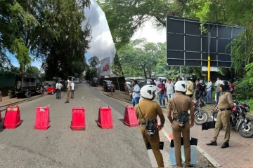 கொழும்பு கிரிக்கெட் சபைக்கு முன்னால் போராட்டம்: குவிக்கப்பட்டுள்ள காவல்துறையினர் (படங்கள்)