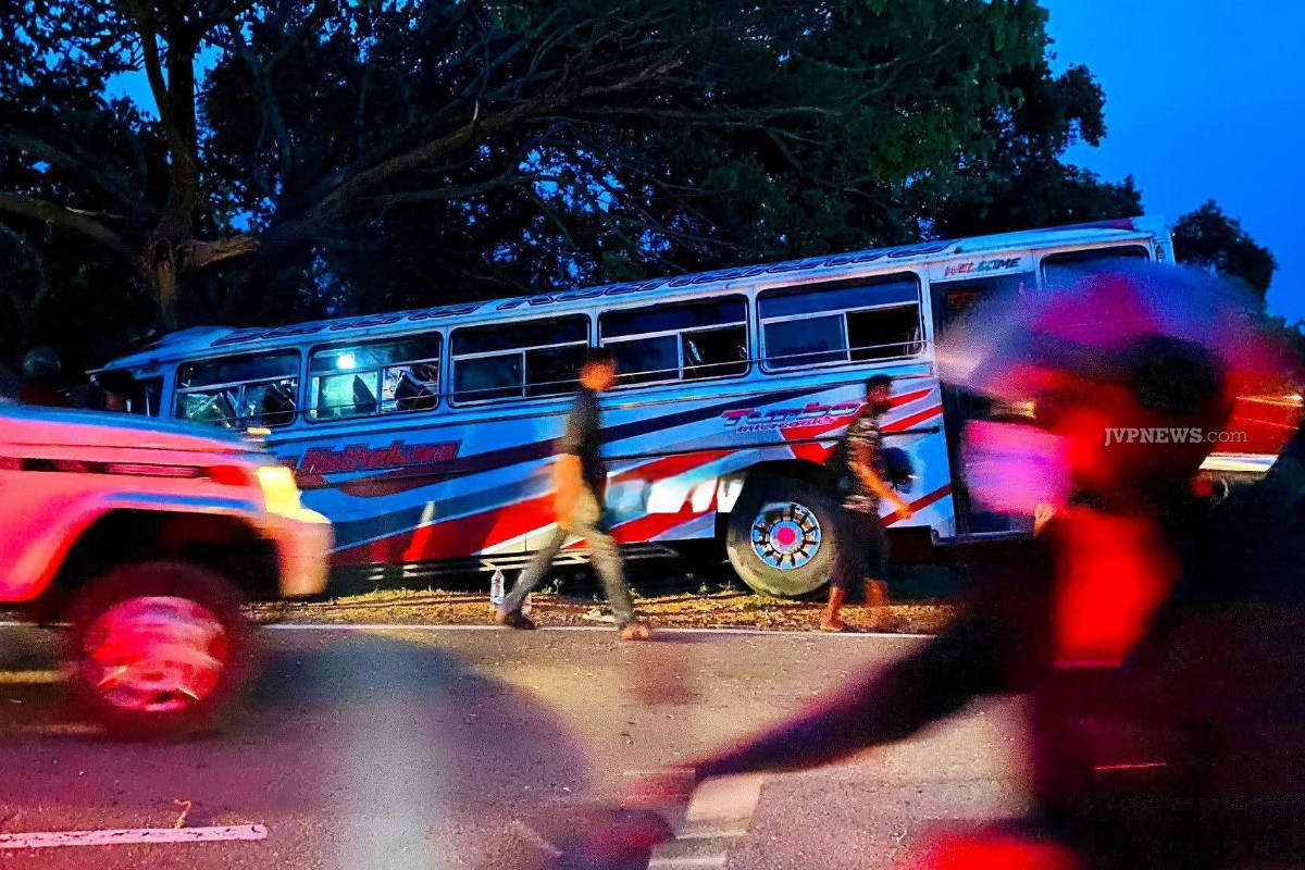 திருகோணமலையில் கோர விபத்தில் சிக்கிய பேருந்து ; 20 பேர் படுகாயம் | Bus Accident In Trincomalee