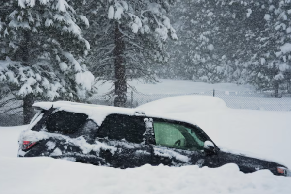 வெளிநாடொன்றில் பனிச்சரிவில் சிக்கி 9 பேர் மாயம் | 9 People Missing After Avalanche In California