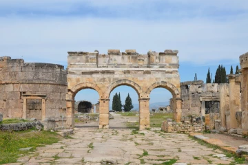 அங்கு செல்லும்  மனிதர்கள் மட்டுமல்ல... விலங்குகளும்  மீண்டுவருவது இல்லையாம்? கோவில்  ஒன்றின்  நடுங்க வைக்கும் பின்னணி!