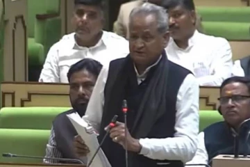 சபையில் பழைய பட்ஜெட்டை வாசித்த முதல்வர்! அதிர்ச்சியடைந்த எதிர்க்கட்சிகள்