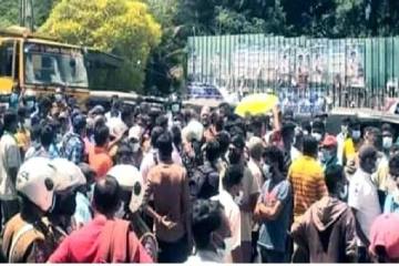 நாமல் வருவது தெரிந்து வீதிக்கு இறங்கிய மக்கள்