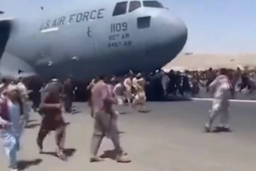 தாலிபான்களின் பீதியால் முண்டியடித்த மக்கள் கூட்டம்- தாக்குதலில் சிக்கி 5 பேர் உயிரிழப்பு! அதிர்ச்சி வீடியோ