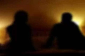 கால் பாயுடன் ரூமில் இளம்பெண் கொண்ட உல்லாசம் - இறுதியில் செயினால் தெரிந்த உண்மை!