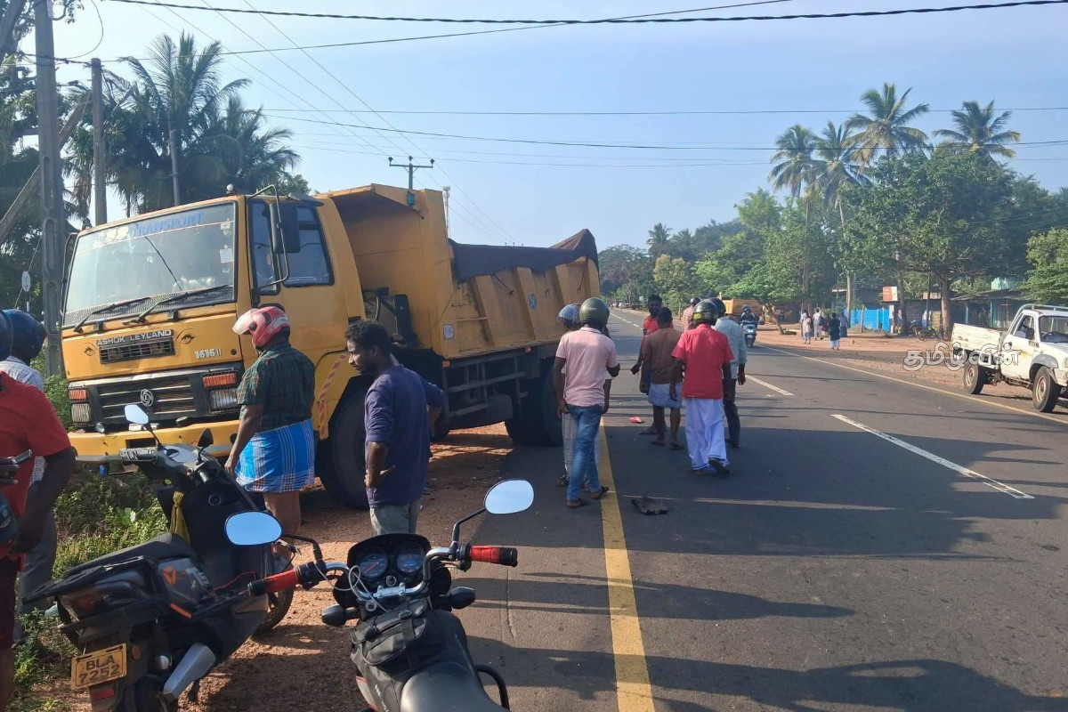 கிளிநொச்சியில் டிப்பர் வாகனம் மோதி விபத்து - சாரதி படுகாயம் | Accident Tipper Truck In Kilinochchi
