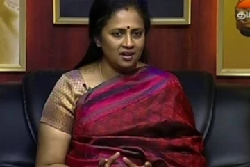 55 வயது நடிகை லட்சுமி ராமகிருஷ்ணனா இது? மாடர்ன் உடையில் அசத்தும் புகைப்படம்