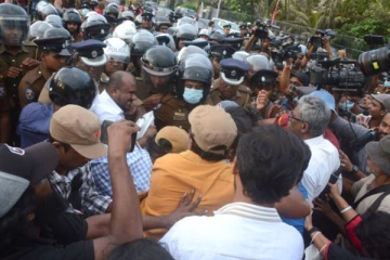 යළිත් උණුසුම් වූ ගාලු මුවදොර..! පොලීසිය විරෝධතාකරුවන් අතර දැඩි උණුසුම්කාරී තත්ත්වයක්..(VIDEO)