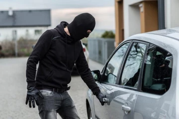 காரில் வந்த குழு ஒன்றினால் கடத்தப்பட்ட பெண்