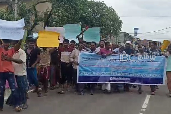 தாரைவார்க்கப்பட்ட கடல் எல்லை! மூதூரில் பாரிய ஆர்ப்பாட்டம் | Carpeted Oceanfront In Muthur